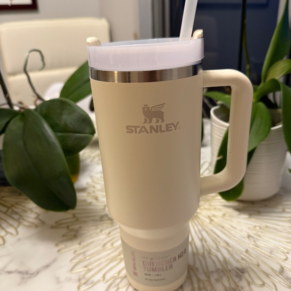 NEW STANLEY Quencher H2.0 Tumbler with Handle and Straw 40 oz | Cream - Picture 8 of 9